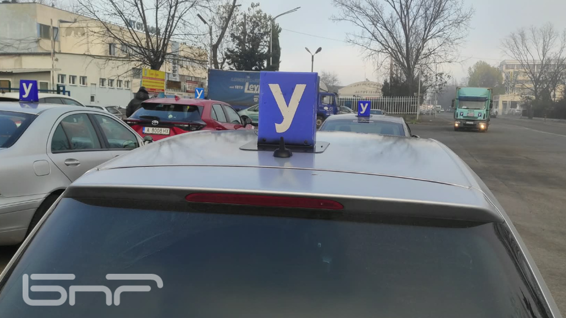 Автоинструктори от Бургас протестираха заради проблеми с провеждането на изпити 