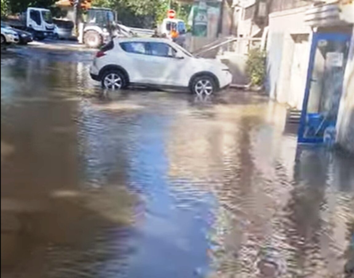 Спукан водопровод наводни ул. "Гълъбец", стотици са на сухо