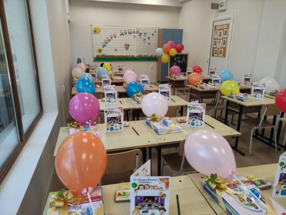 Звънецът за най-малките ученици от ОУ "Йордан Йовков" би в двора на храма "Св. Прокопий Варненски"