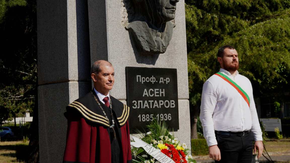 С 900 първокурсници започна академичната година в БДУ