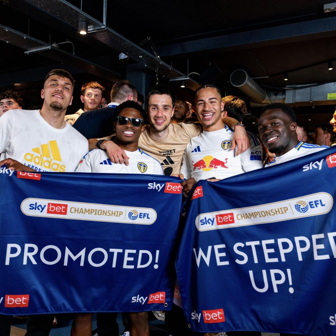 Илия Груев (с бежова фланелка) празнува промоцията.