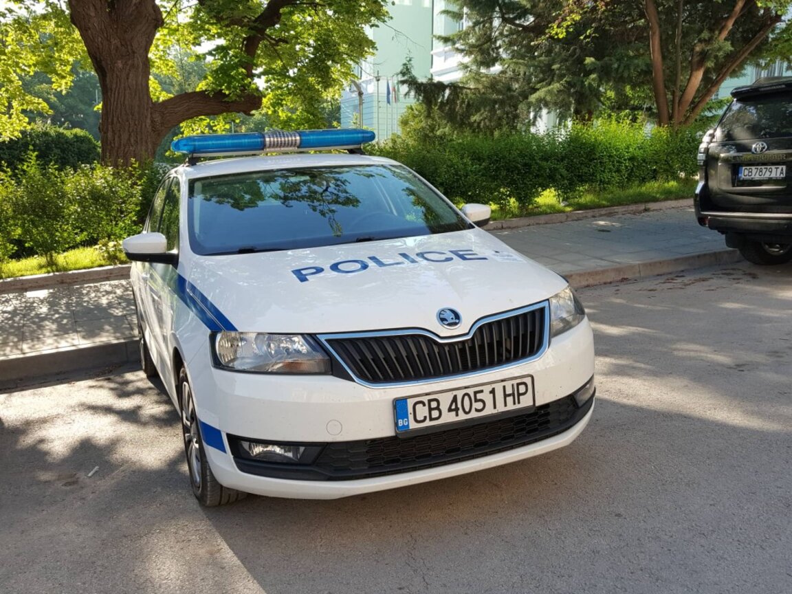 Мъж потроши две коли