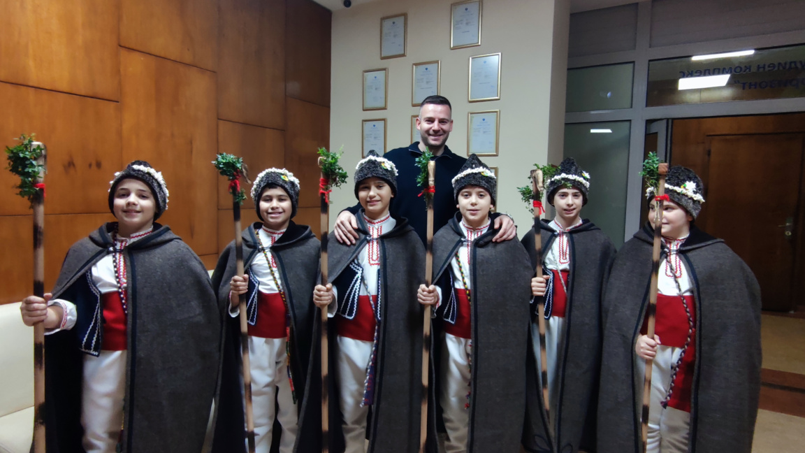 Коледари от Детски танцов състав “Шопчета” при 133 СУ “А. С. Пушкин”