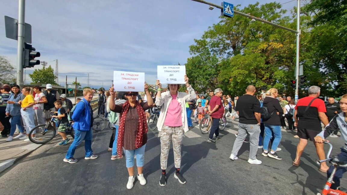 Протестиращи в Труд блокираха Карловско шосе, събраха над 1000 подписа