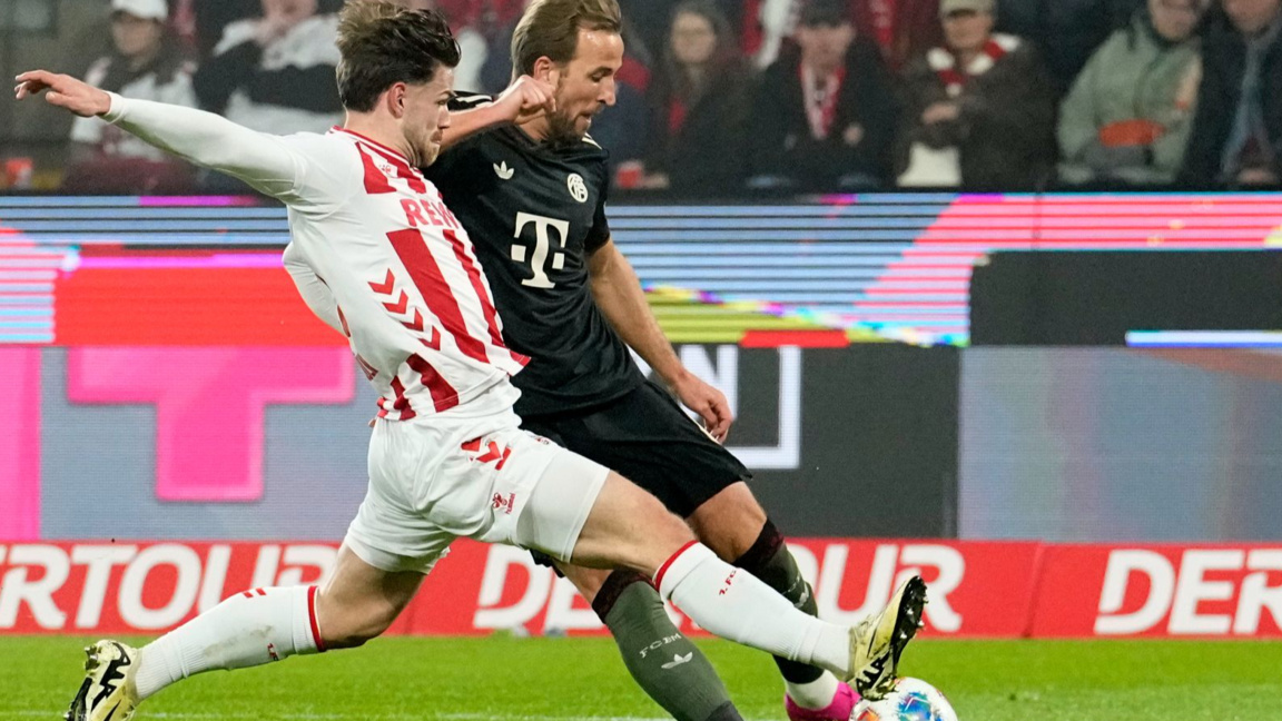 Хари Кейн (в черно) от Байерн опитва удар към вратата на Кьолн.