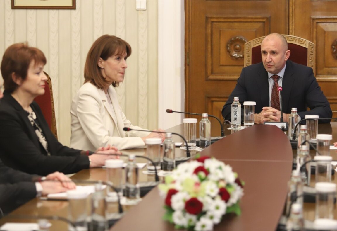 De la stânga la dreapta - Rositsa Mateva, vicepreședintele CEC, Kamelia Neykova și președintele Rumen Radev.
