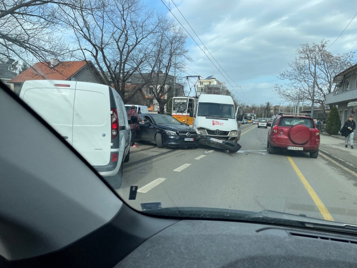 Нова катастрофа в "Овча купел": Кола се заби в бус