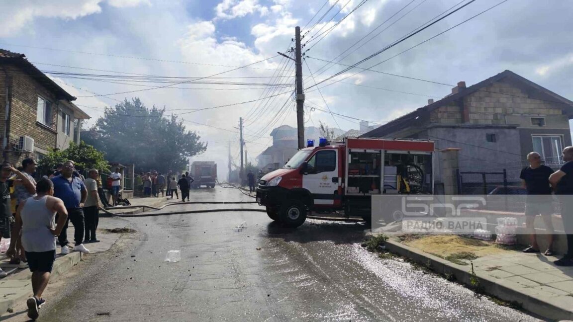 Пожар в сухи треви от горене на кабели стигна до къщи в Белослав