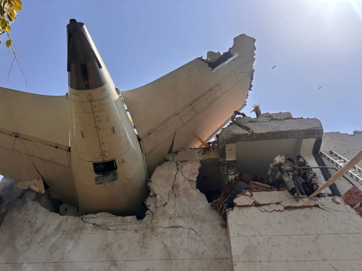 Самолетът Боинг 787-8 Дриймлайнер падна в жилищен район.
