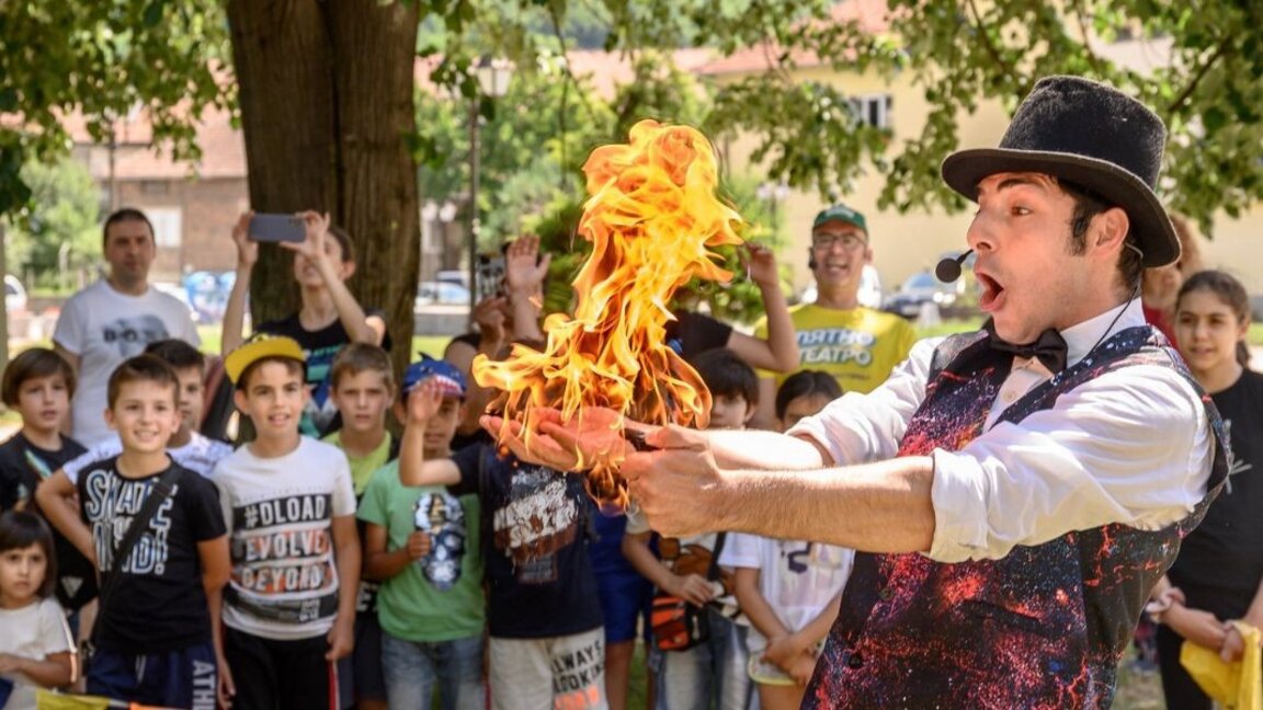 Das Wanderfestival „Sommertheater“ bringt Familien mit Kunst, Magie und Lachen zusammen