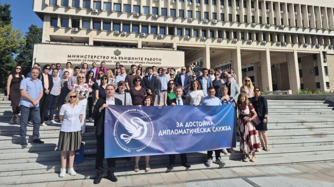 Funcionarios salen a protestar frente al Ministerio de Asuntos Exteriores