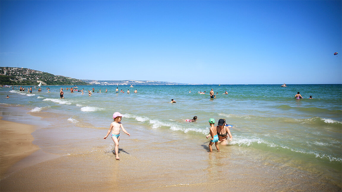 Ο καιρός παραμένει ζεστός, αλλά με βροχές