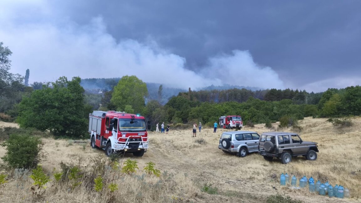 Пожар разруши три къщи в Седефче, хората и пожарникарите са на място