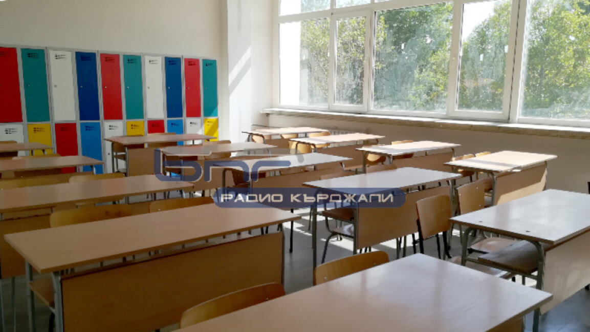 Учениците от гимназията по Електрониката ще учат в 3 сгради заради ремонт
