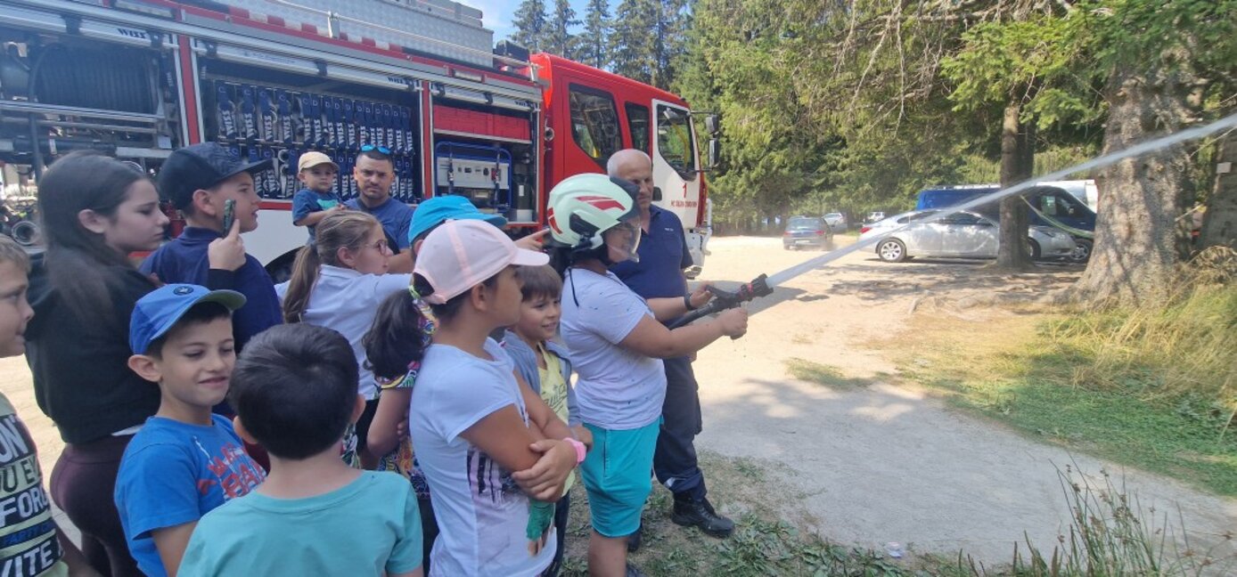 Пожарната служба в Смолян с урок към децата как се гаси пожар