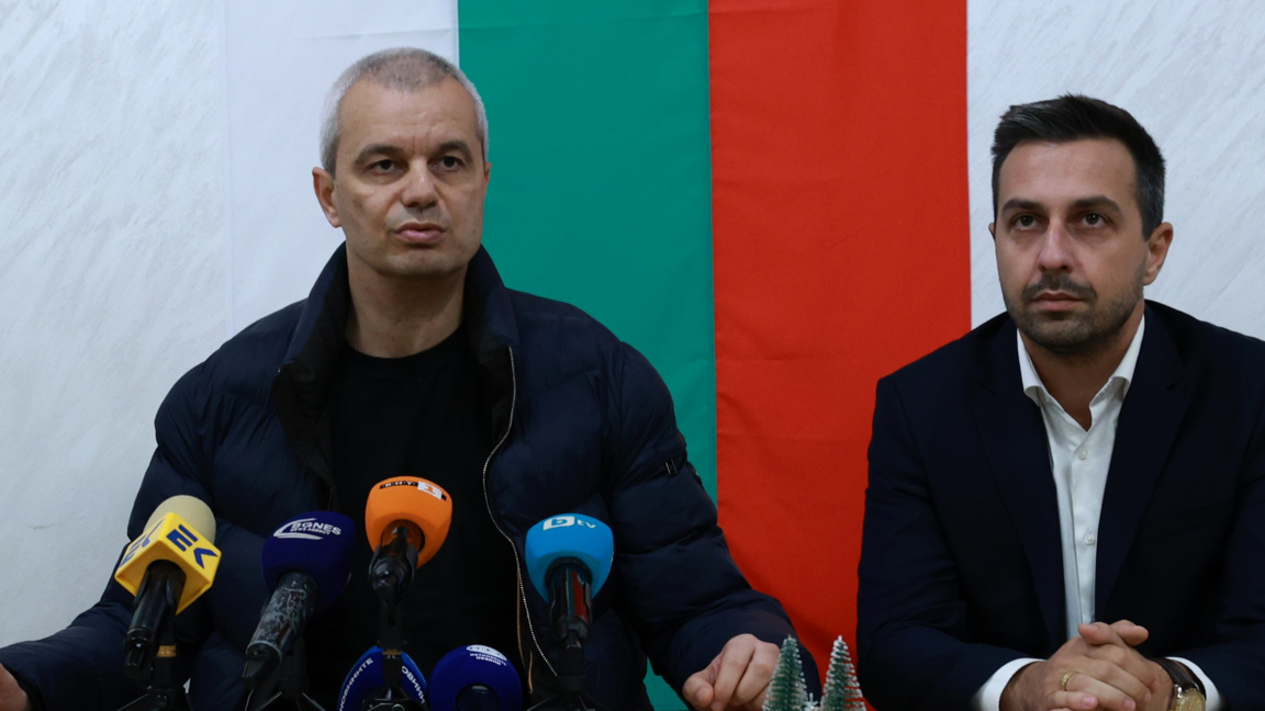 2 декември 2025 г. Лидерът на "Възраждане" Костадин Костадинов (вляво) дава изявление пред медиите във връзка с актуалната политическа обстановка. Вдясно на снимката - Деян Николов