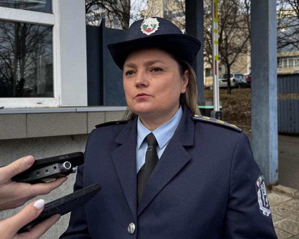 Пътна полиция с акция за контрол на безопасността на пътници в коли и мотори