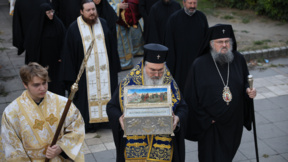 Стотици във Варна посрещнаха частица от Честния пояс на Богородица