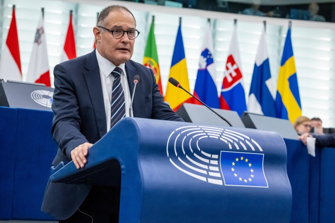 Фабрис Лежери говори в Европейския парламент в Страсбург, Франция, архив, 7 октомври 2025 г.