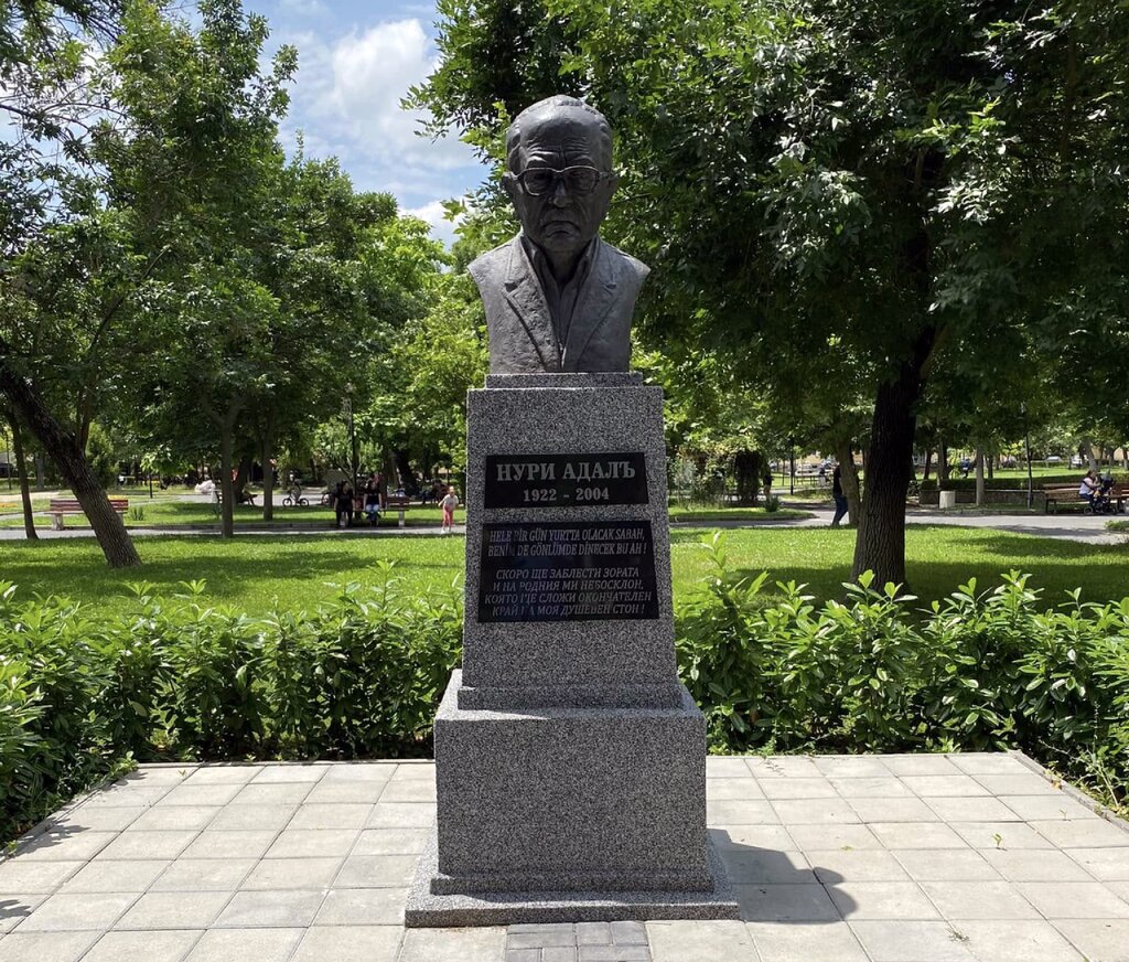 Momçilgrad şehir parkında Nuri Turgut Adalı'nın büstü