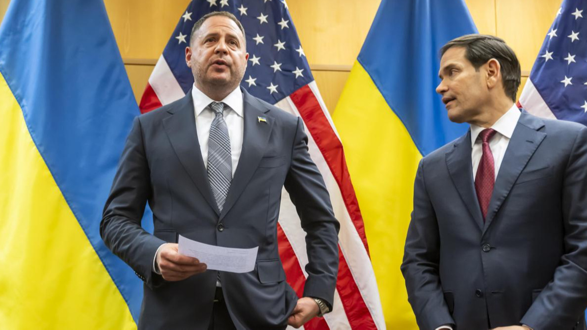 Началникът на президентската канцелария на Украйна Андрий Ермак и държавният секретар на САЩ Марко Рубио в Женева, ноември 2025 г.