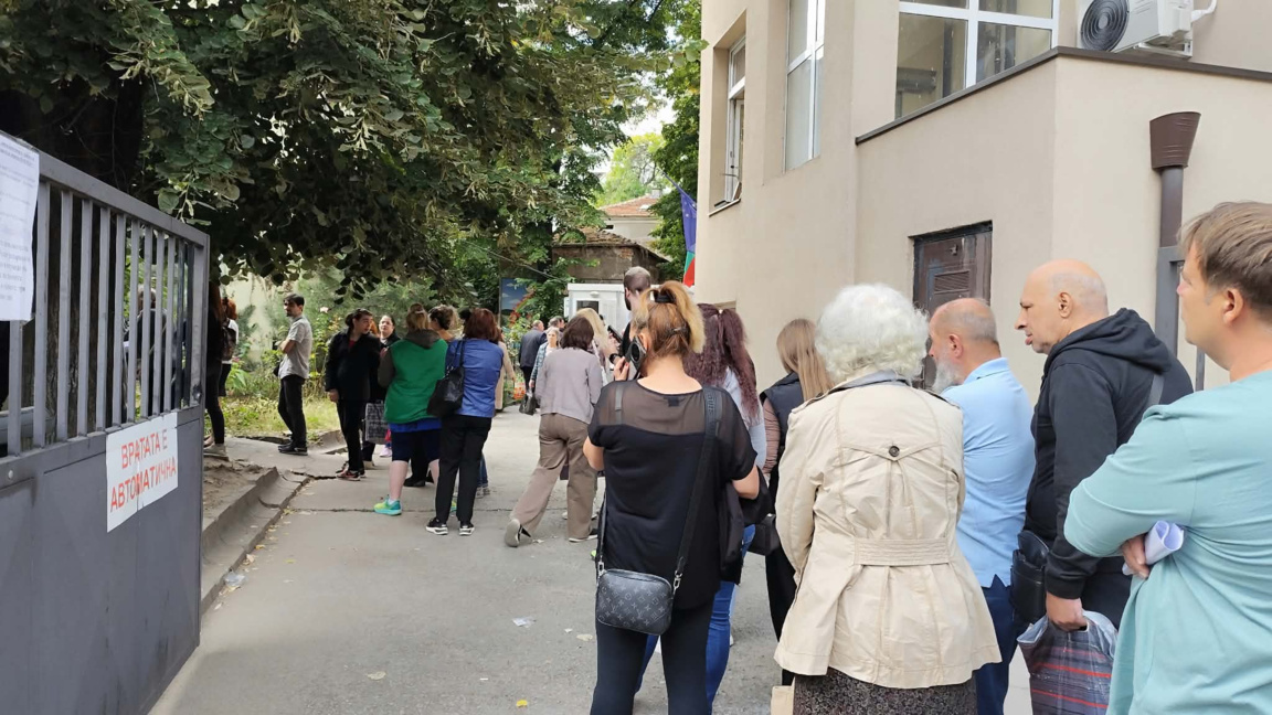 След опашките в Пловдив ще разкриват допълнителни гишета за личните асистенти