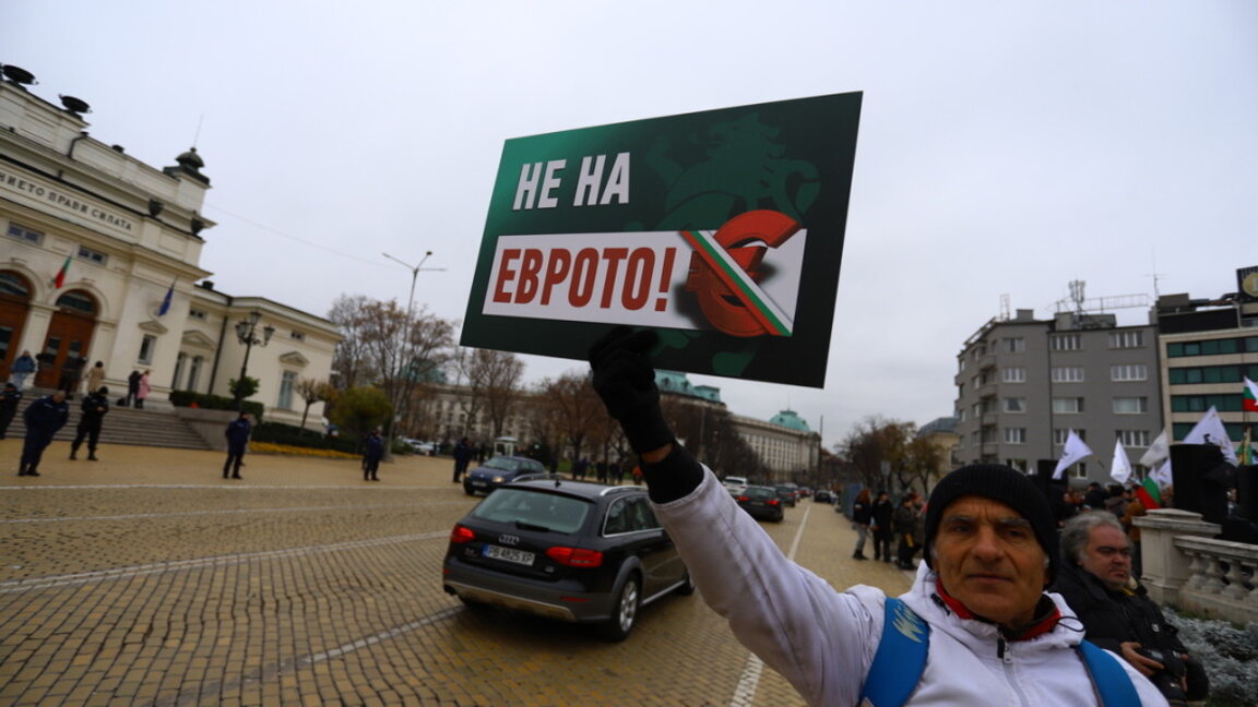 Civic group organizes national protest against adopting the euro