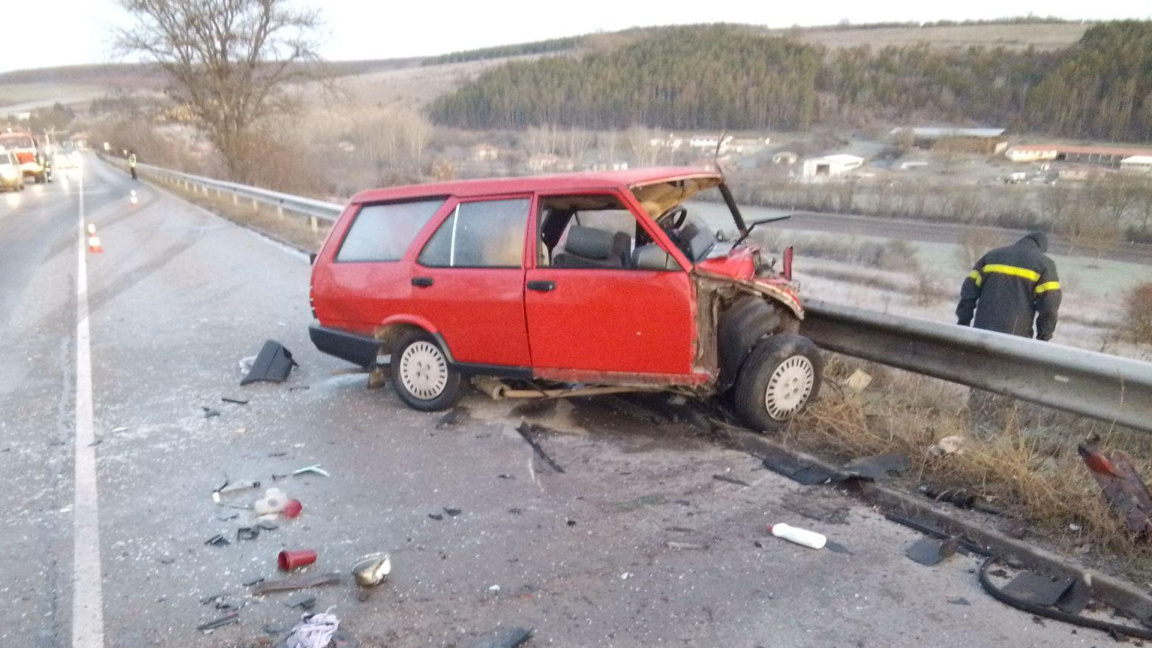Шофьор с опасност за живота след катастрофа