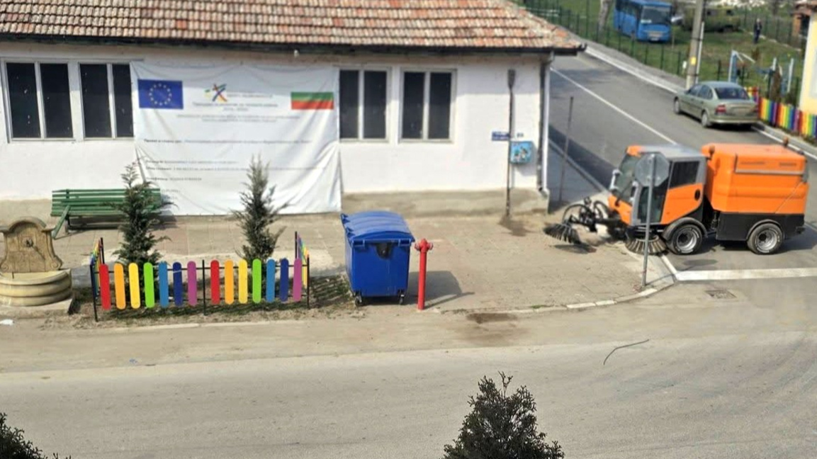 Почистват улиците в селата от община Ружинци