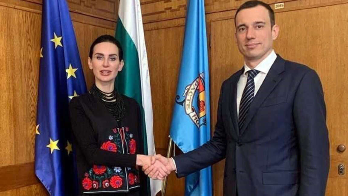 Le drapeau ukrainien ne bougera pas de la façade de la Mairie de Sofia...