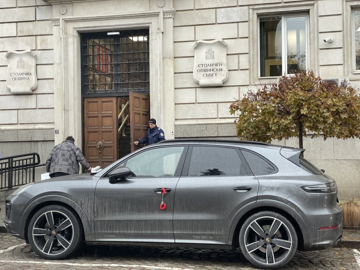 Протестиращи "арестуваха" автомобила на Васил Терзиев