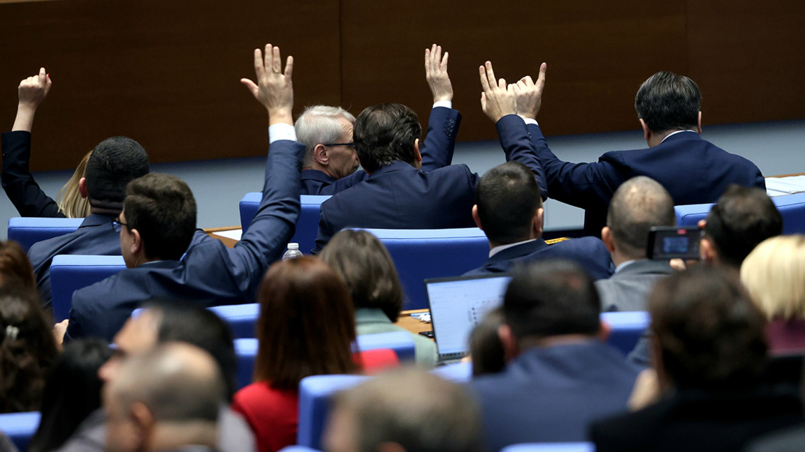 Депутатите гласуваха единодушно за оставката на правителството