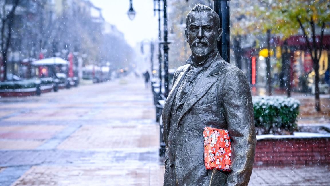 По традиция градските статуи в София осъмнаха с подаръци на Коледа