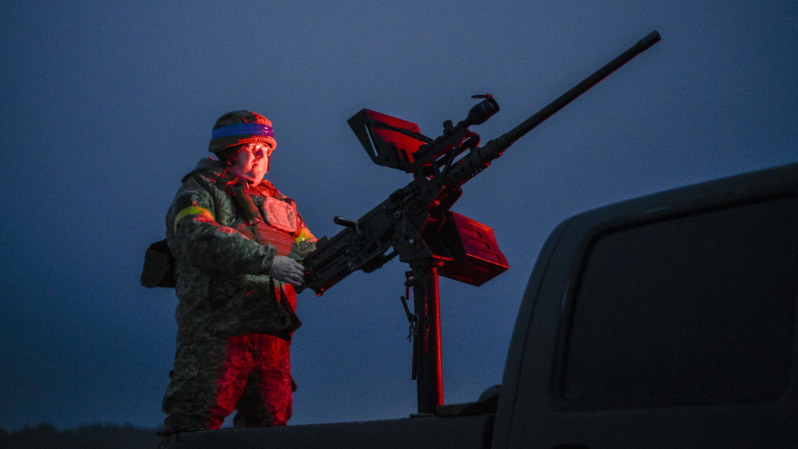 Украински боец от част за борба с дронове на неуточнена позиция в Северна Украйна, 14 февруари 2026 г.