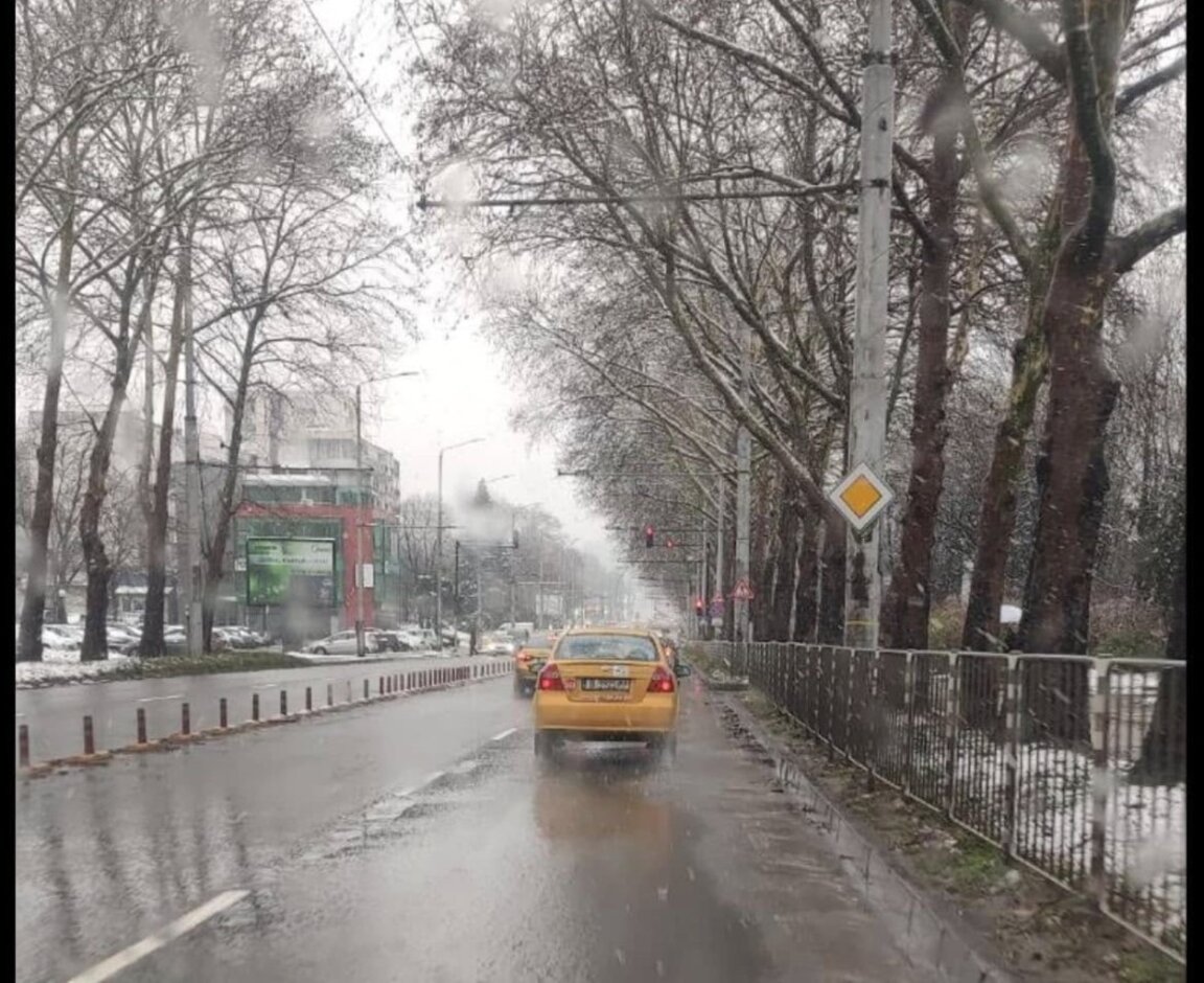 12 машини поддържат уличната мрежа във Варна от сутринта