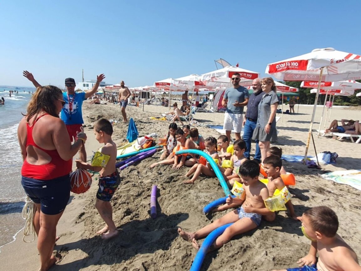 Обучение по водна безопасност за деца на Централния плаж в Бургас