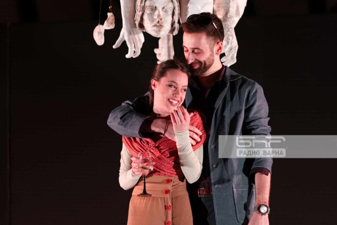 "Формата на нещата" - спектакъл за болезнената необходимост от любов (ГАЛЕРИЯ)