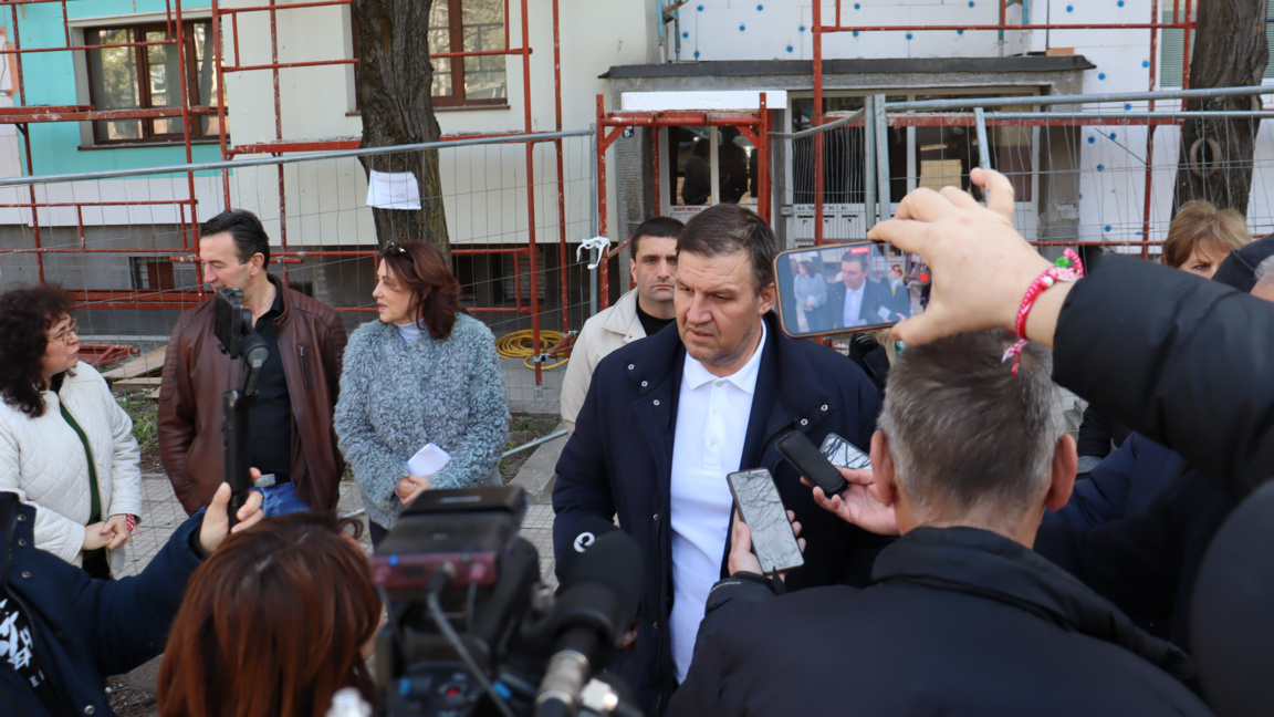 Кметът на Община Хасково провери хода на работата по саниране на жилищен блок 