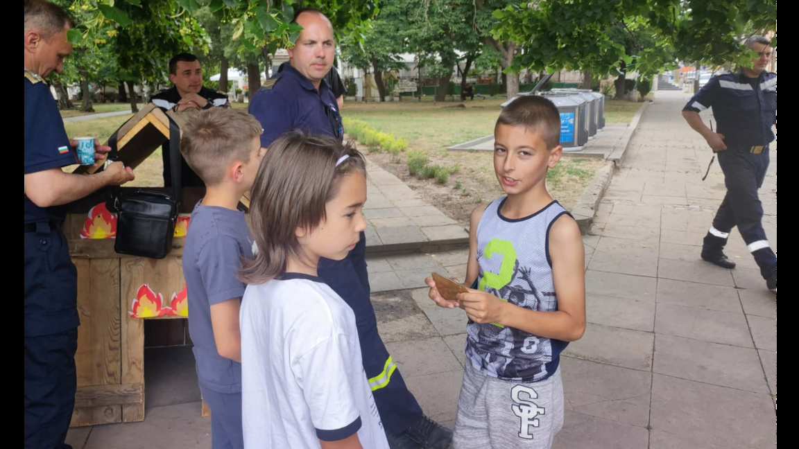 Пожарникарска техника впечатли деца в Благоевград за 1 юни