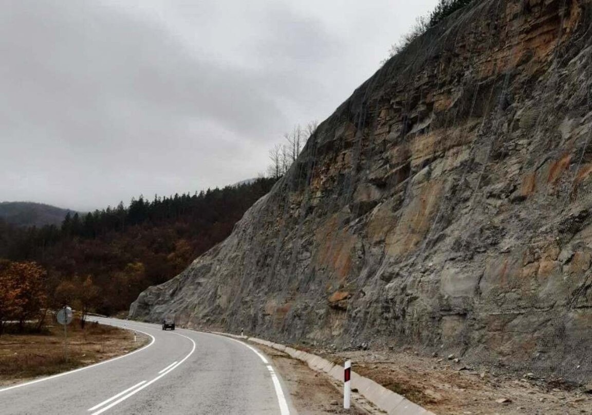 Заради аварирал тир движението през Прохода на Републиката е ограничено