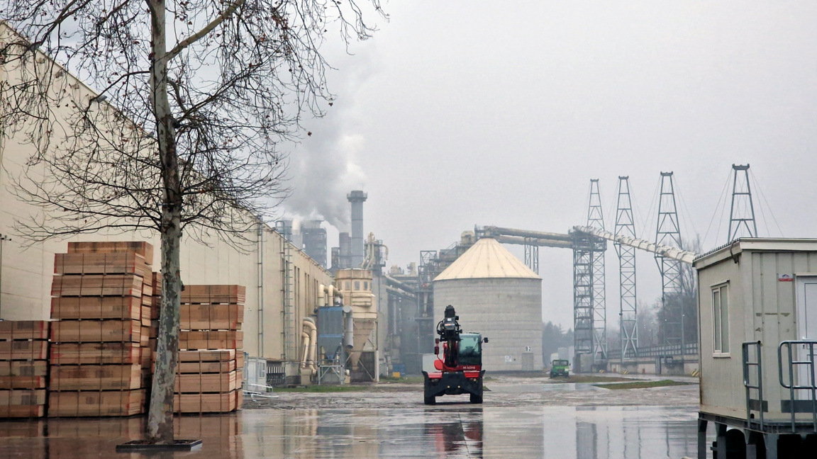 Дървопреработвателно предприятие „Кроношпан“ във Велико Търново.