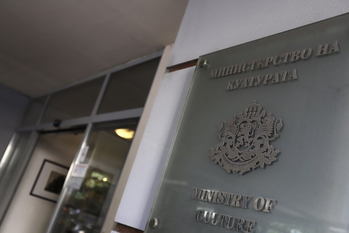 Протест срещу уволнението на директора на НИНКН пред културното министерство