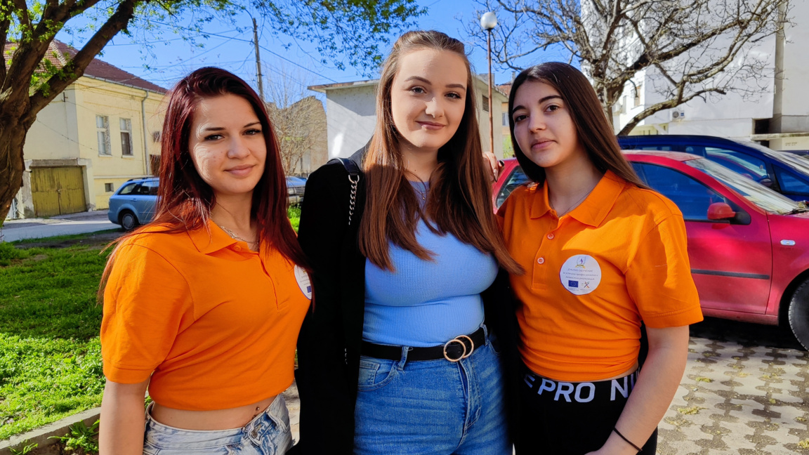 Ученици и преподавател от ПГ "Проф. д-р Асен Златаров" Видин