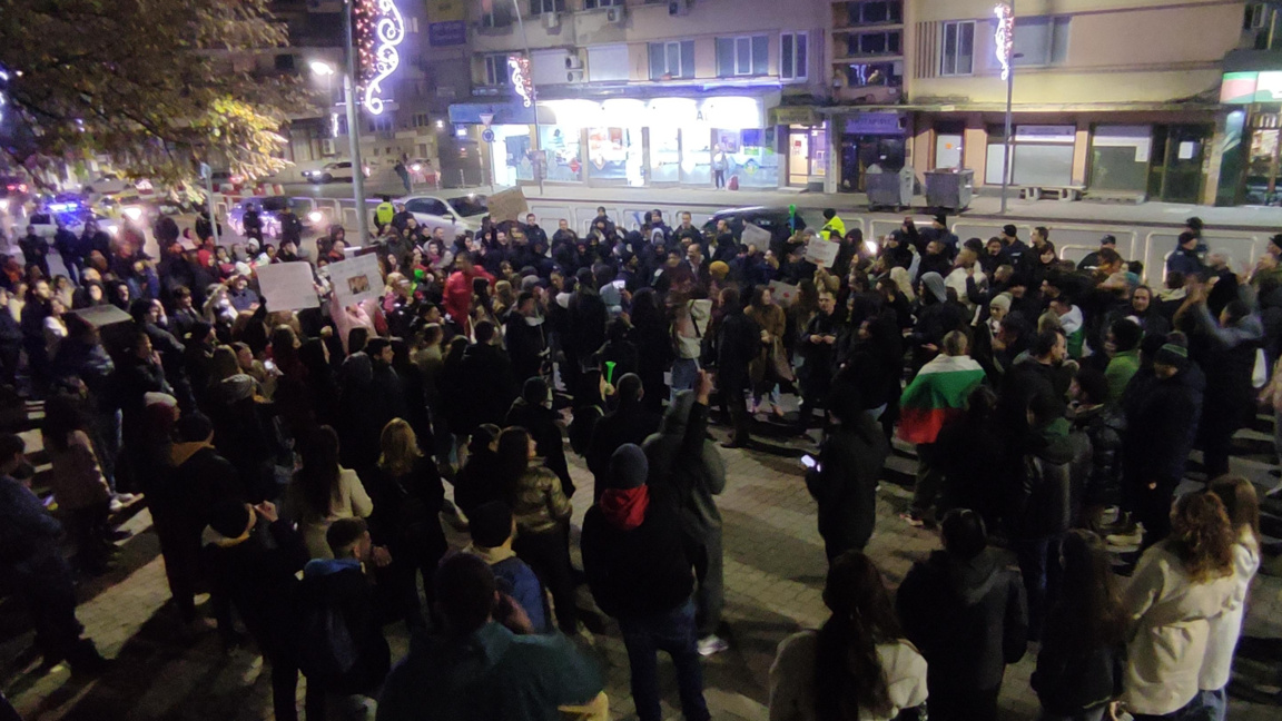 Вечер на протести срещу управляващите в редица градове