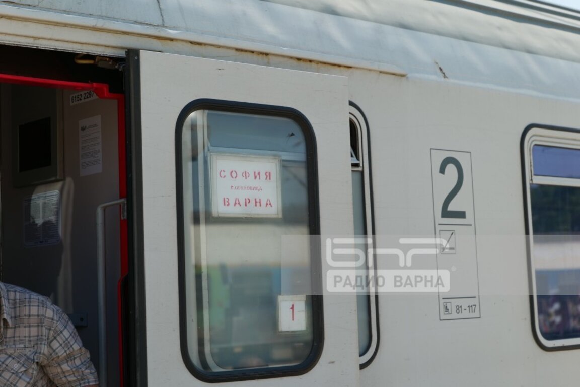 Проучване: Намалява броят на хората, които предпочитат пътуването с влак