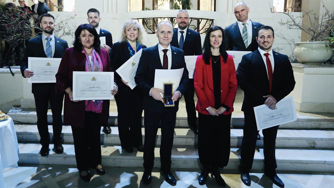 María Gabriel premia a diplomáticos búlgaros en Egipto por la evacuación de sus compatriotas de la Franja de Gaza