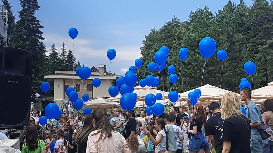 65 сини балона в небето