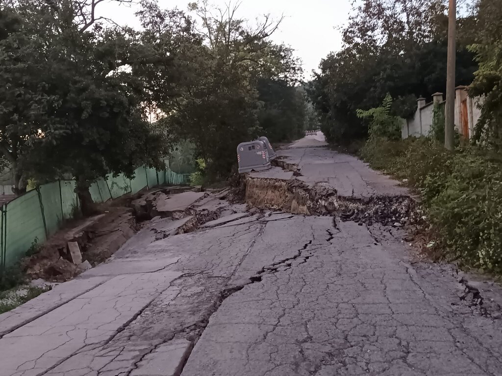 Път пропадна заради свлачище във Варна, районът е отцепен 