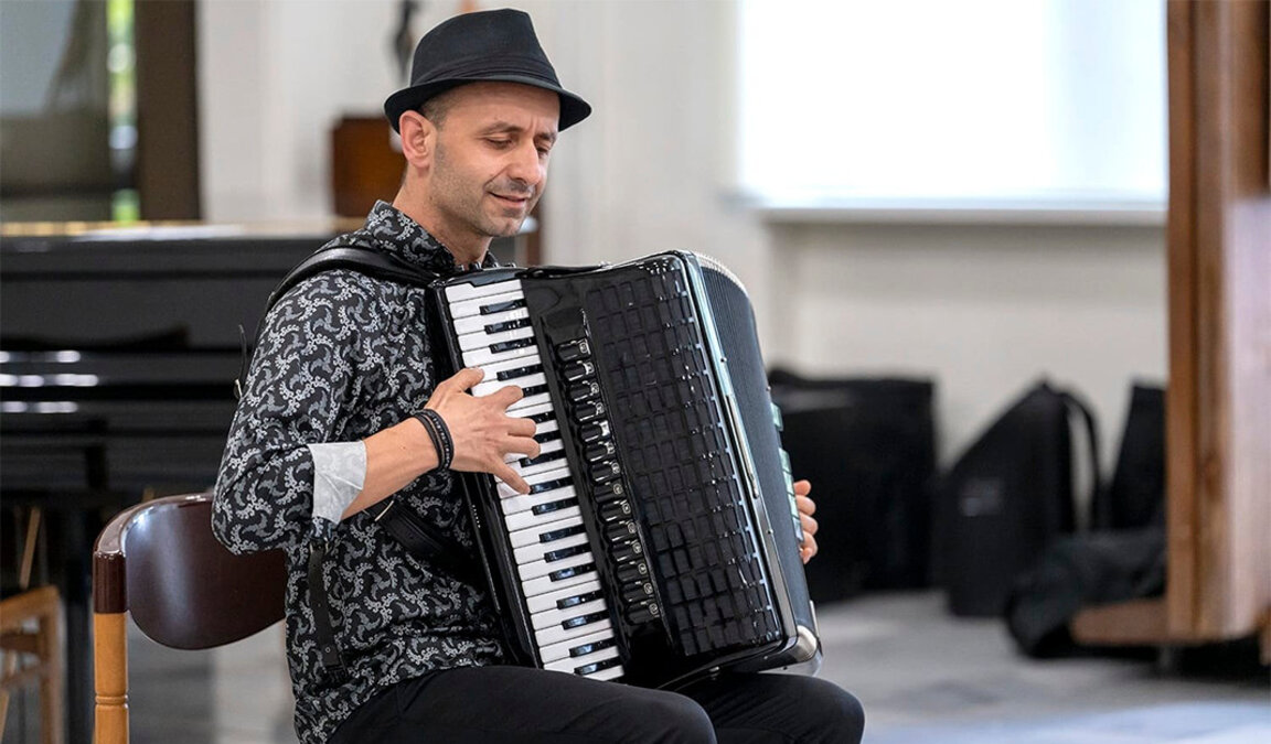 Der Akkordeonist Kalojan Kumanow stellt sein neues Musikprojekt vor