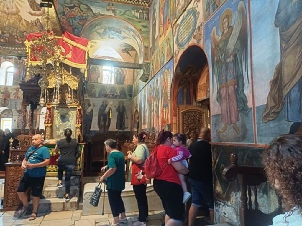 Стотици поклонници в Бачковския манастир за Голяма Богородица